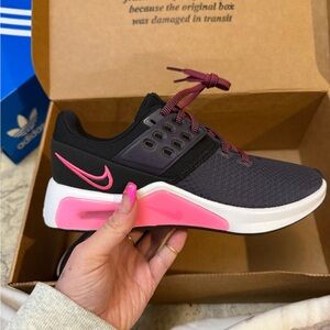 Nike Women's Black and Pink Athletic Sneakers